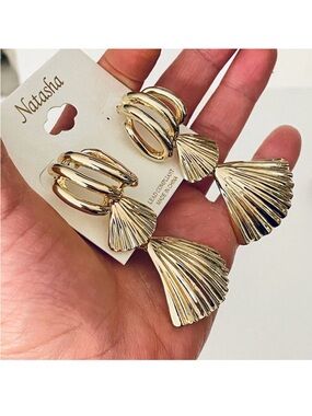 NWT Gorgeous Natasha Gold Long 3” Big Shinny Shells / Fans Dangling Earrings